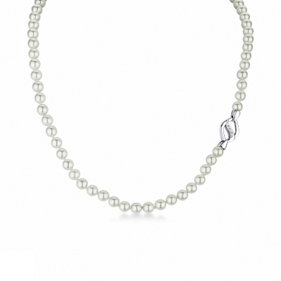 Collier de perles japonaises avec fermoir en or blanc et diamants