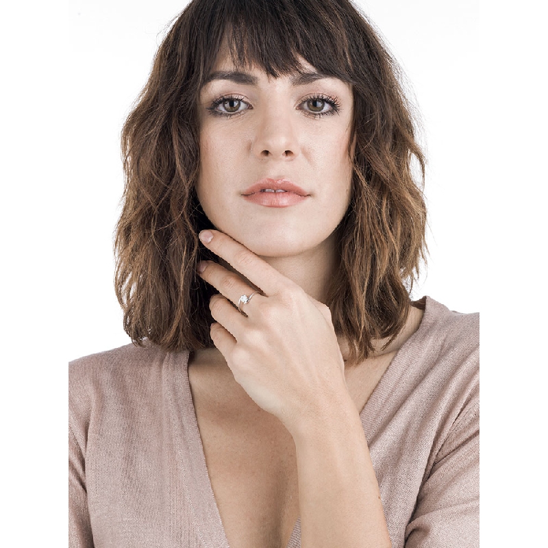 Bague solitaire illusion en or blanc au design et diamant Bague solitaire illusion en or blanc au design et diamant