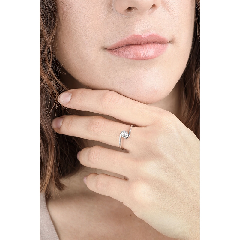 Bague solitaire illusion en or blanc au design et diamant Bague solitaire illusion en or blanc au design et diamant
