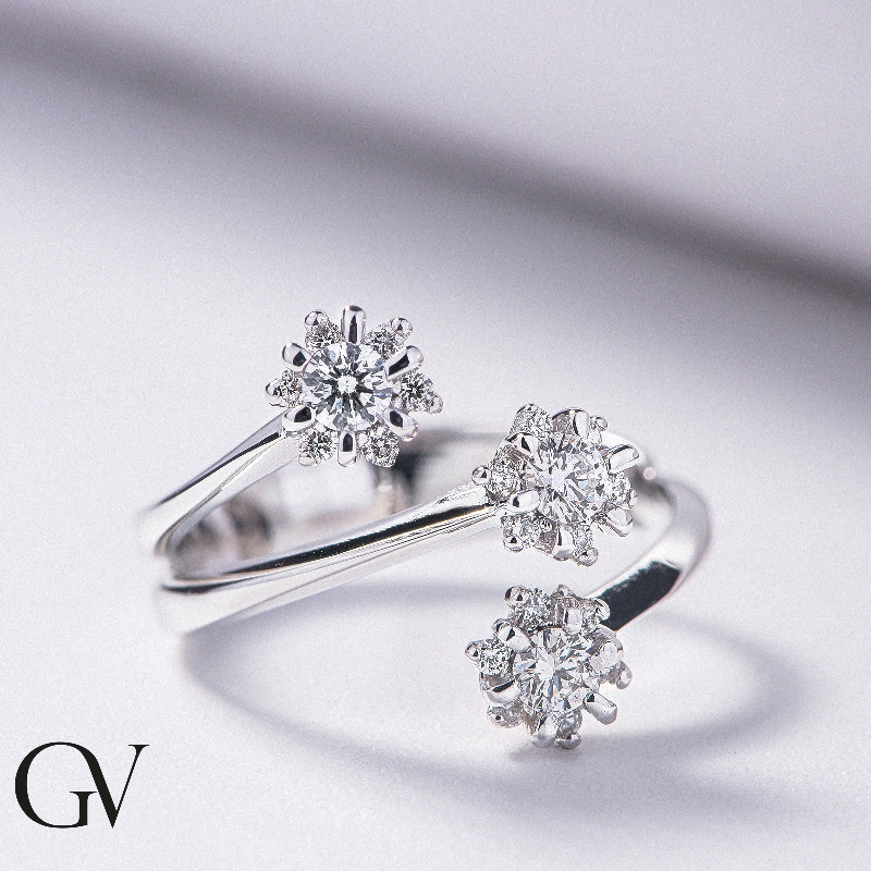 Bague illusion de diamants en or blanc 18 carats avec trois fleurs