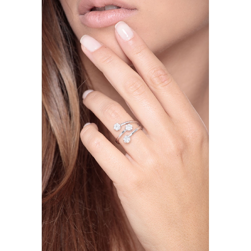 Bague illusion de diamants en or blanc 18 carats avec trois fleurs