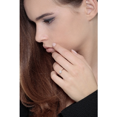 Bague pavé fleur en or blanc 18k avec diamants