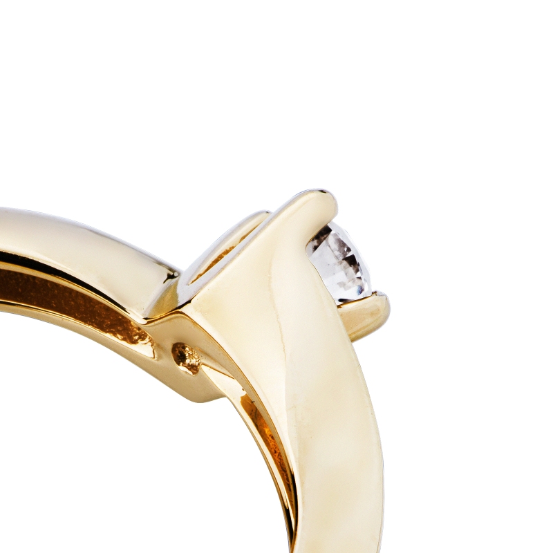 Solitaire à quatre griffes en or jaune 18 carats avec un diamant de 0,20 ct Solitaire à quatre griffes en or jaune 18 carats avec un diamant de 0,20 ct
