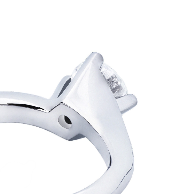 Solitaire en or blanc 18 carats avec un diamant de 1,00 ct, modèle Valentino Solitaire en or blanc 18 carats avec un diamant de 1,00 ct, modèle Valentino