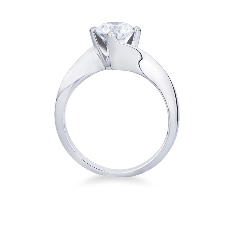 Solitaire en or blanc 18 carats avec un diamant de 1,00 ct, modèle Valentino Solitaire en or blanc 18 carats avec un diamant de 1,00 ct, modèle Valentino