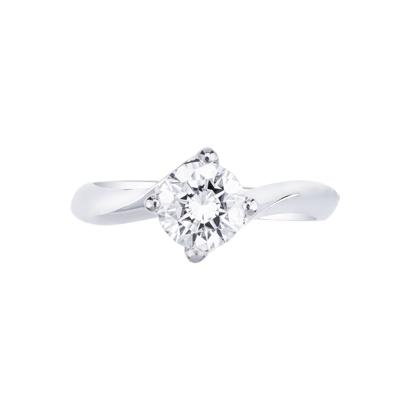 Solitaire en or blanc 18 carats avec un diamant de 1,00 ct, modèle Valentino Solitaire en or blanc 18 carats avec un diamant de 1,00 ct, modèle Valentino