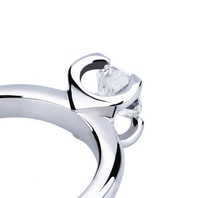 Bague solitaire à 4 griffes en or blanc 18 carats avec diamant 0.90ct
