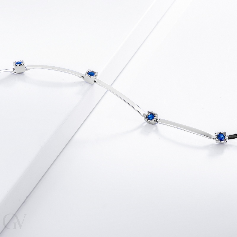 Bracelet alterné en or blanc 18 carats avec saphirs bleus