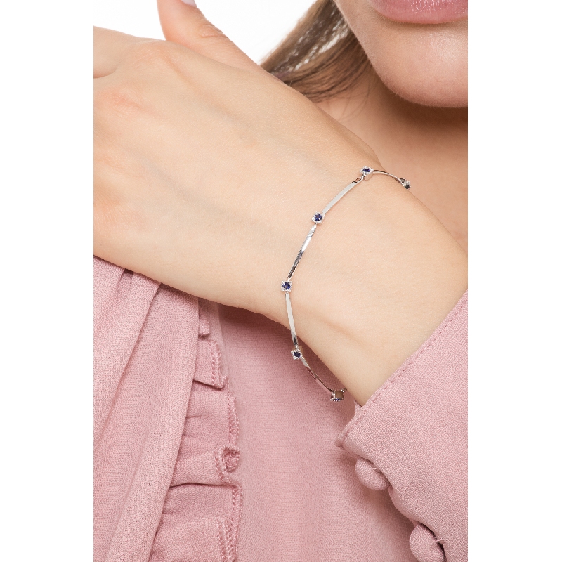 Bracelet alterné en or blanc 18 carats avec saphirs bleus