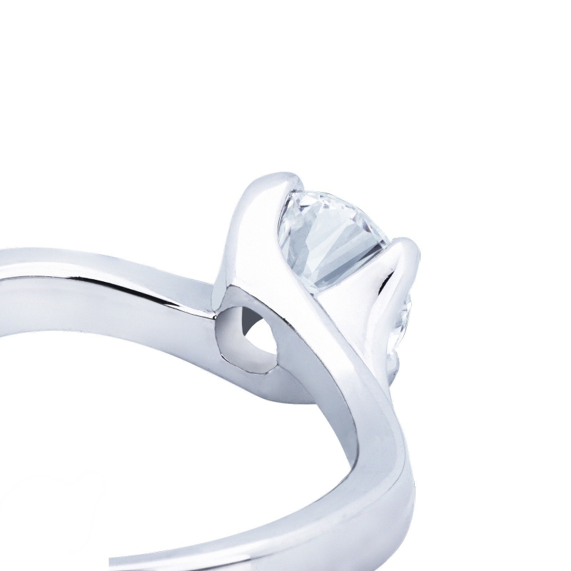 Solitaire en or blanc 18 carats avec diamant incrusté de 0,90 carat Solitaire en or blanc 18 carats avec diamant incrusté de 0,90 carat