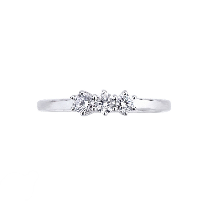 Demi alliance en or blanc avec 3 diamants 0.20 ct Demi alliance en or blanc avec 3 diamants 0.20 ct