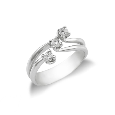 Bague en or blanc 18k avec trois diamants 0,30 ct