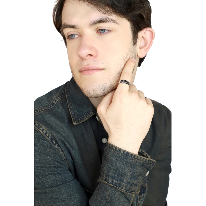 Anneau pour homme en or blanc 18k est orné de sept diamants noirs