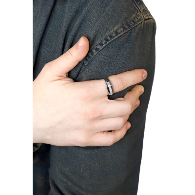 Anneau pour homme en or blanc 18k est serti 7 diamants