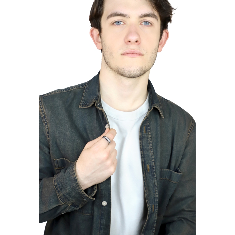 Anneau pour homme en or blanc 18k est serti 7 diamants