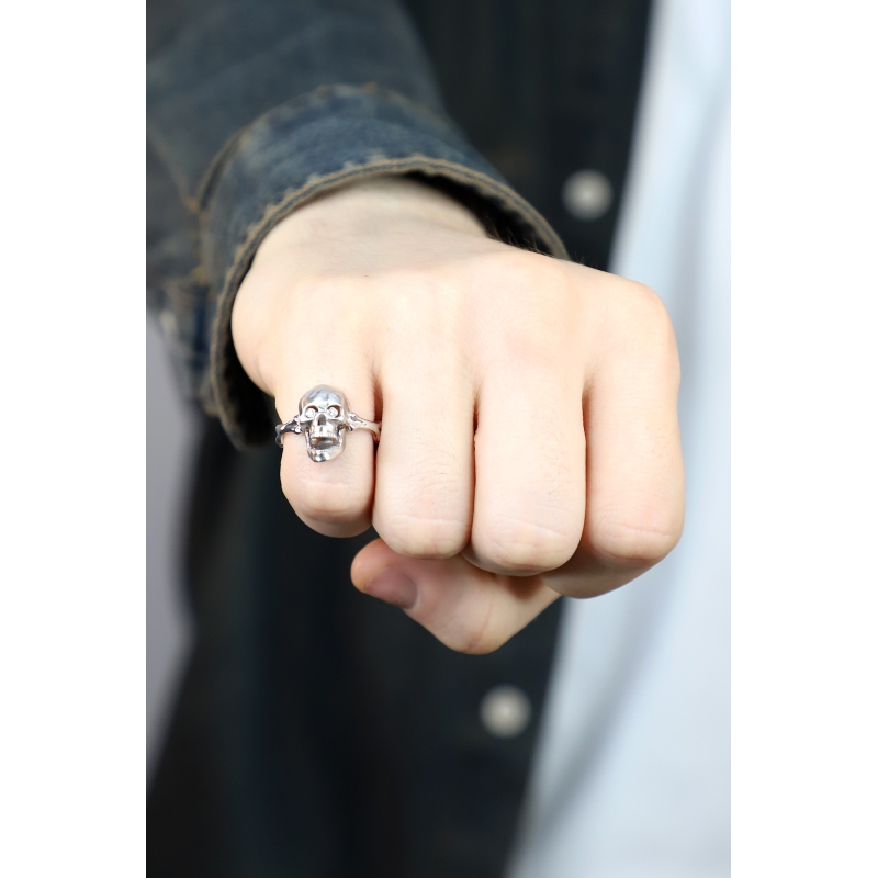 Bague en or blanc 18k tête de mort et diamants Bague en or blanc 18k tête de mort et diamants