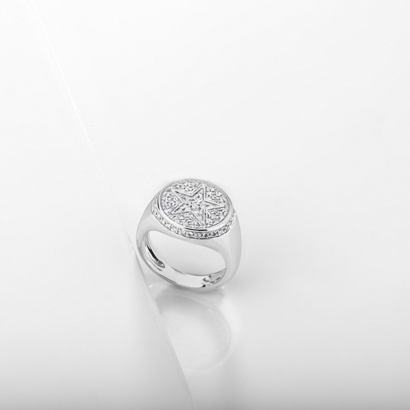 Bague chevalière en or blanc 18k avec étoile en relief sertie de diamants