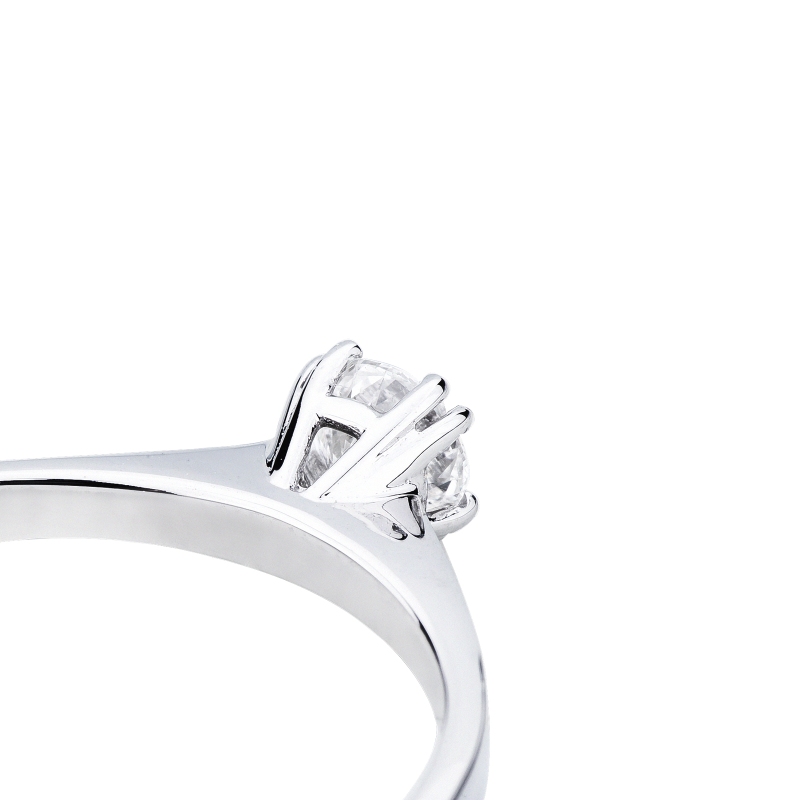 Bague solitaire en or blanc 18k avec huit griffes et diamant CT 0,30  Bague solitaire en or blanc 18k avec huit griffes et diamant CT 0,30