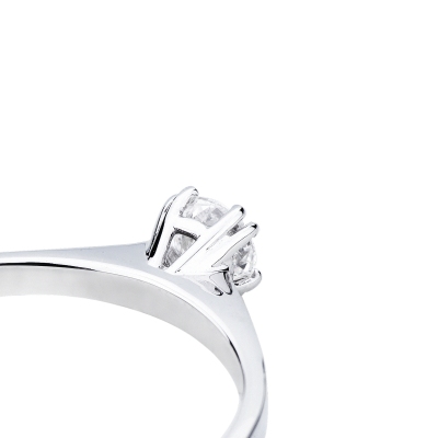 Bague solitaire en or blanc 18k avec huit griffes et diamant CT 0,30 
