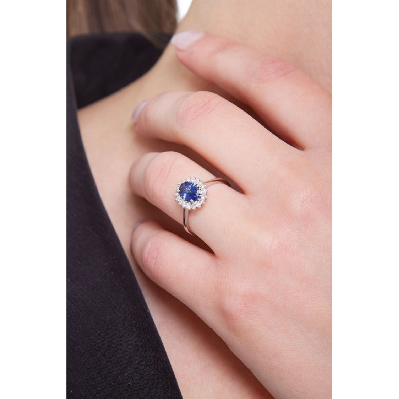 Bague en or blanc 18k avec diamants et saphir bleu ovale Bague en or blanc 18k avec diamants et saphir bleu ovale