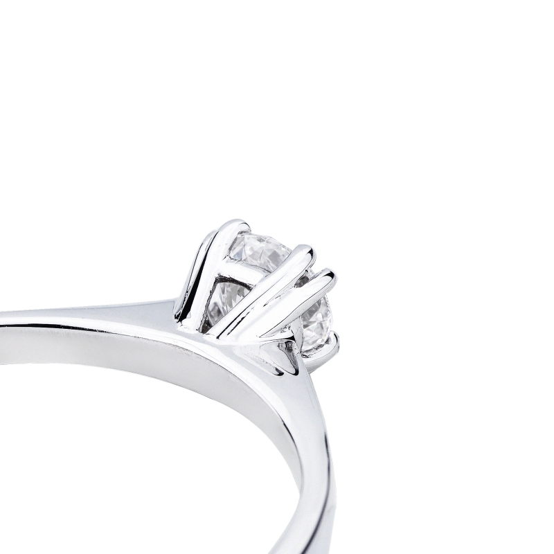 Bague femme en or blanc 18k avec 8 griffes et diamant CT 0,40  Bague femme en or blanc 18k avec 8 griffes et diamant CT 0,40