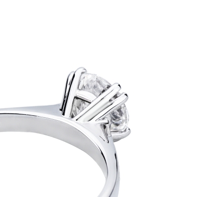 Bague solitaire en or blanc 18k avec huit griffes et diamant 1,00 ct