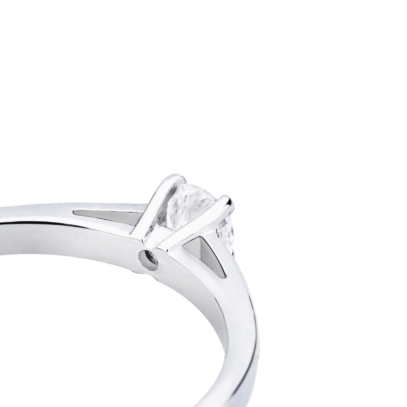 Bague solitaire en or blanc 18k à quatre griffes 0,20 ct 