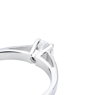 Bague solitaire quatre griffes en or blanc 18k avec diamant CT 0,30 