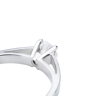  Bague solitaire quatre griffes en or blanc 18k avec diamant 0,40 ct 