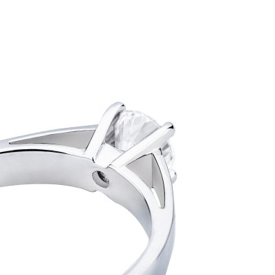 Bague solitaire en or blanc 18k, quatre griffes avec diamant CT 0,70