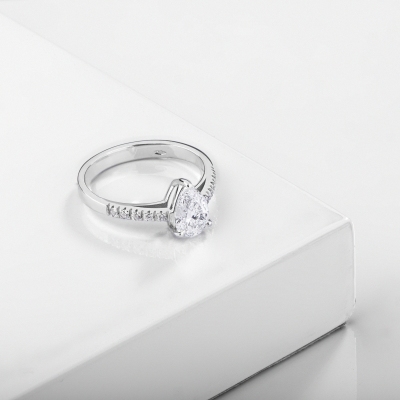 Bague solitaire en or blanc 18k avec diamant poire certifié GIA et diamants latéraux