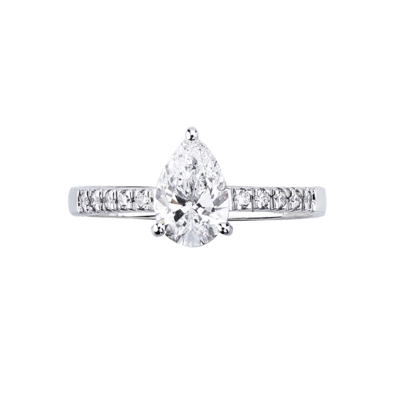 Bague solitaire en or blanc 18k avec diamant poire certifié GIA et diamants latéraux Bague solitaire en or blanc 18k avec diamant poire certifié GIA et diamants latéraux
