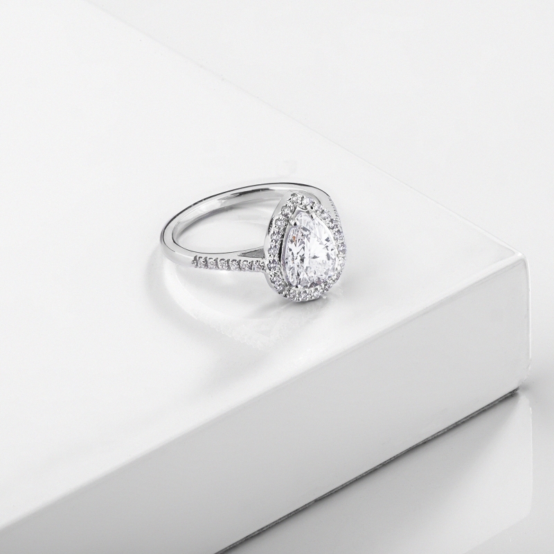 Bague solitaire en or blanc 18K avec diamant IGI 1.50 ct  Bague solitaire en or blanc 18K avec diamant IGI 1.50 ct