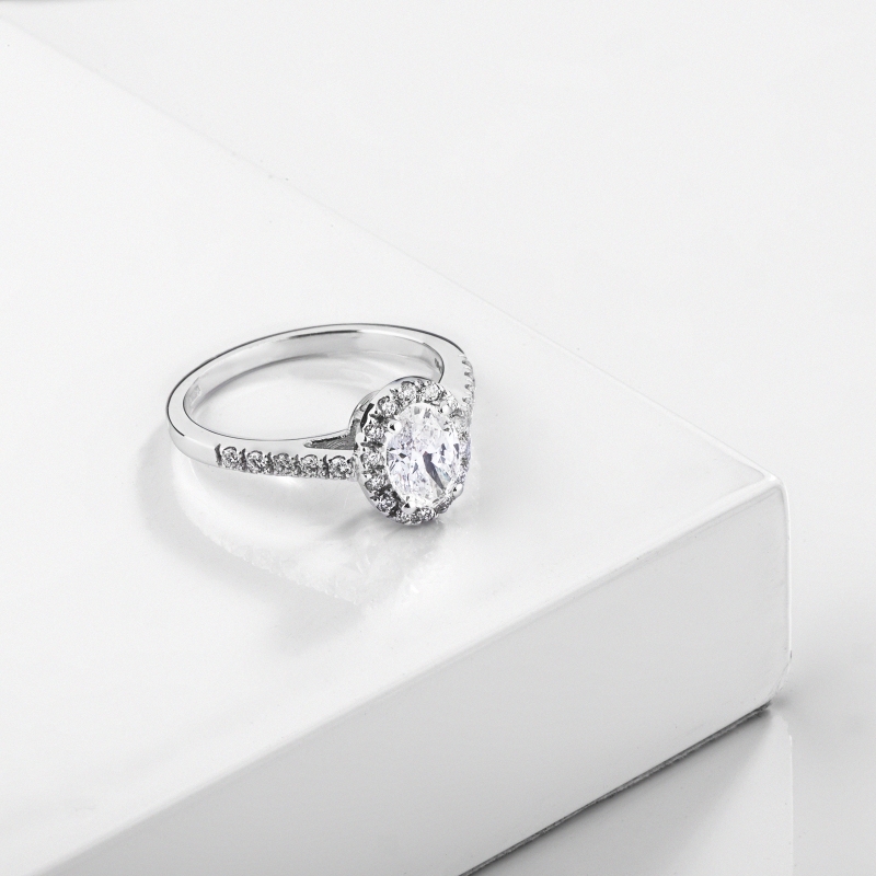 Bague solitaire or blanc 750 avec un diamant naturel central ovale GIA CT.1 F/VS Bague solitaire or blanc 750 avec un diamant naturel central ovale GIA CT.1 F/VS