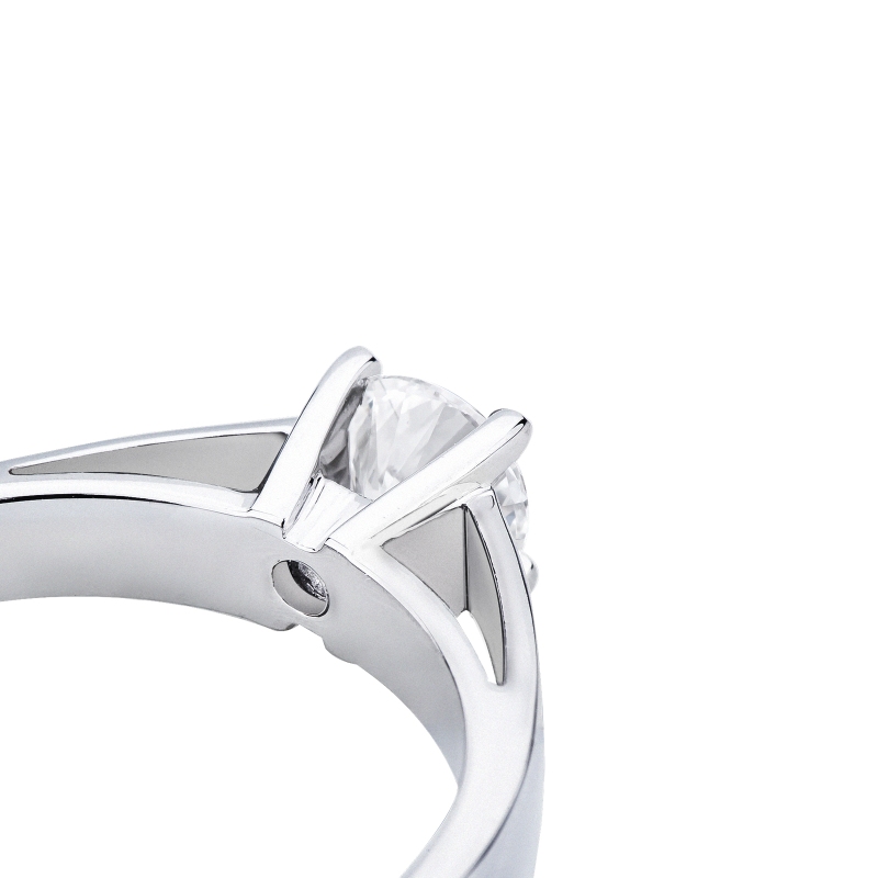 Bague solitaire en or blanc 18k avec diamant 0,50 ct