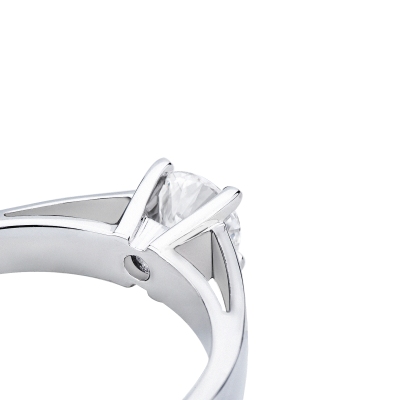 Bague solitaire en or blanc 18k avec diamant 0,50 ct