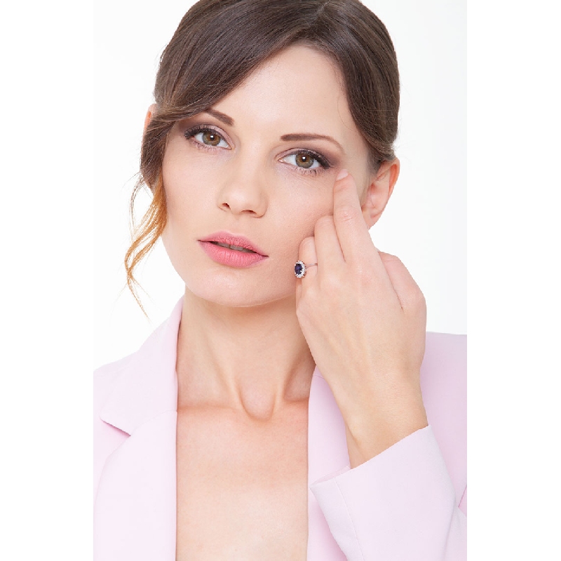 Bague or blanc 18k saphir bleu central halo de diamants Bague or blanc 18k saphir bleu central halo de diamants