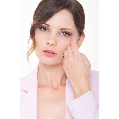 Bague or blanc 18k saphir bleu central halo de diamants