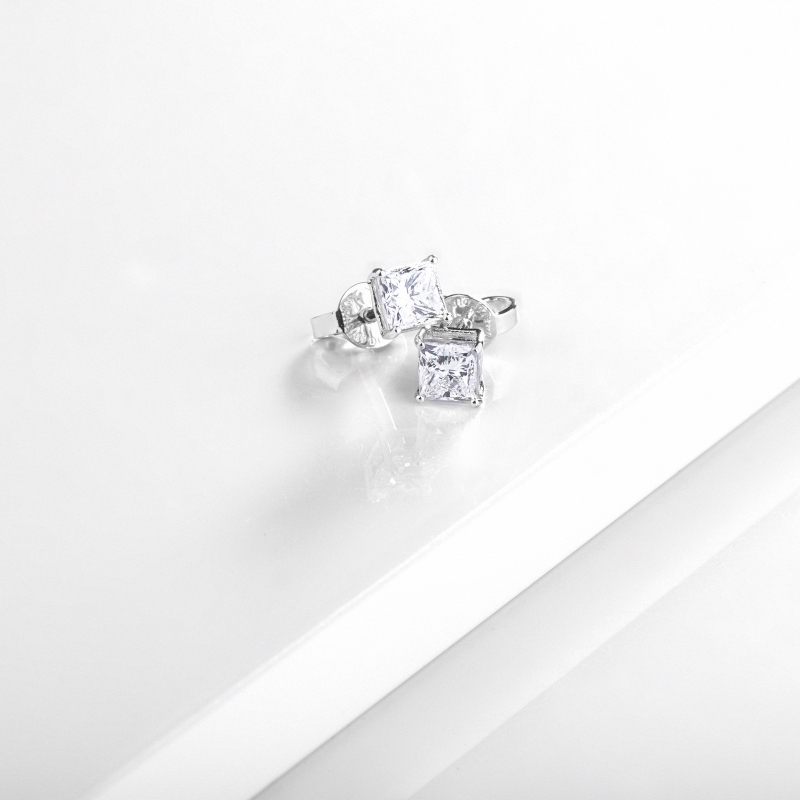 Puces taille princess en or blanc 18k avec diamant certifié GIA Puces taille princess en or blanc 18k avec diamant certifié GIA