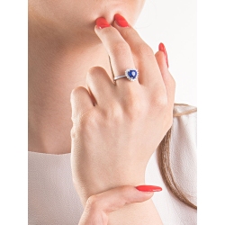 Bague en or blanc 18k avec pavée de diamants et saphir bleu à coeur 2