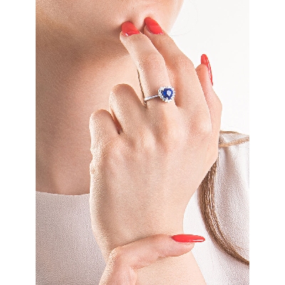 Bague en or blanc 18k avec pavée de diamants et saphir bleu à coeur