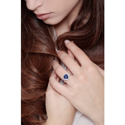 Bague saphir central pavée de diamants or blanc 750