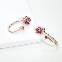 Boucles d’oreilles design en or rose avec fleur rubis et diamants 2