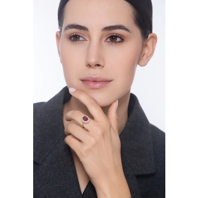 Bague halo femme en or jaune 18 carats avec rubis ovale et diamants