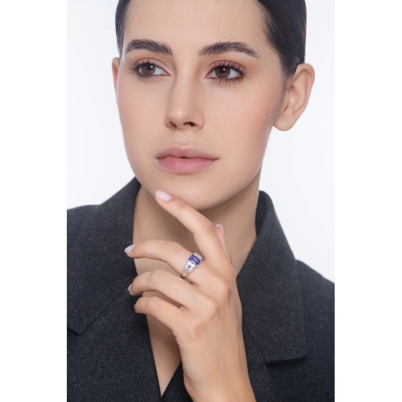 Bague en or blanc 18k avec une tanzanite rectangulaire et diamants latéraux