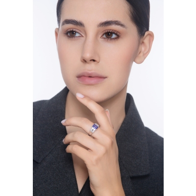 Bague en or blanc 18k avec une tanzanite rectangulaire et diamants latéraux