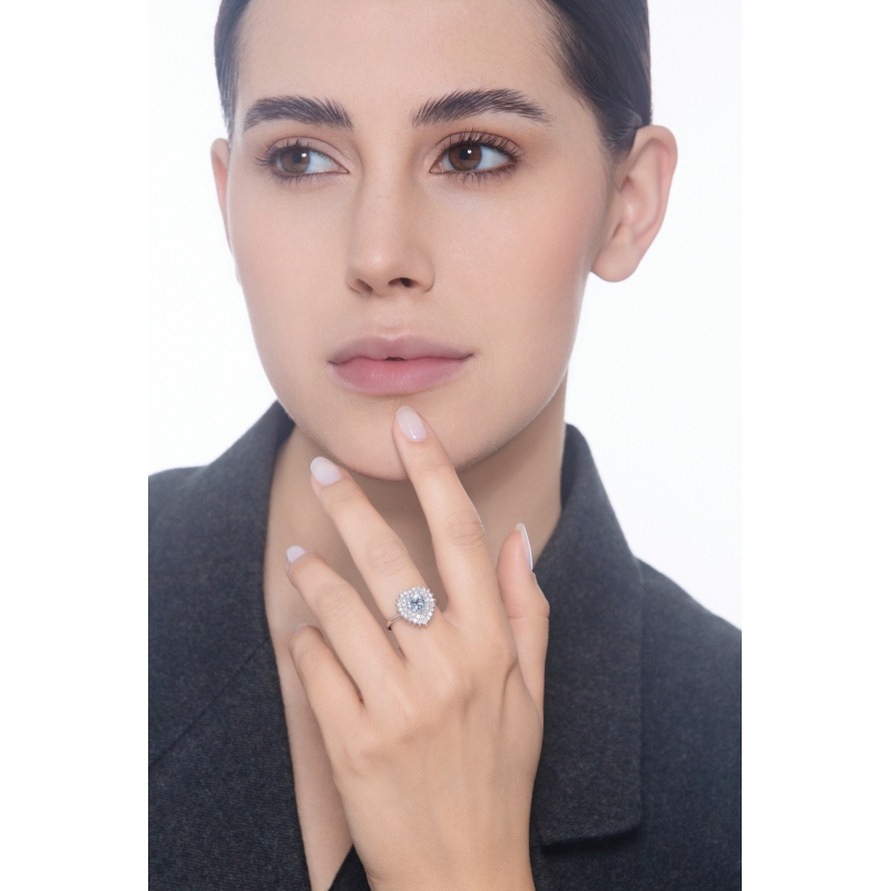 Bague en or blanc 18k ornée d’une sublime aigue-marine et halo diamants