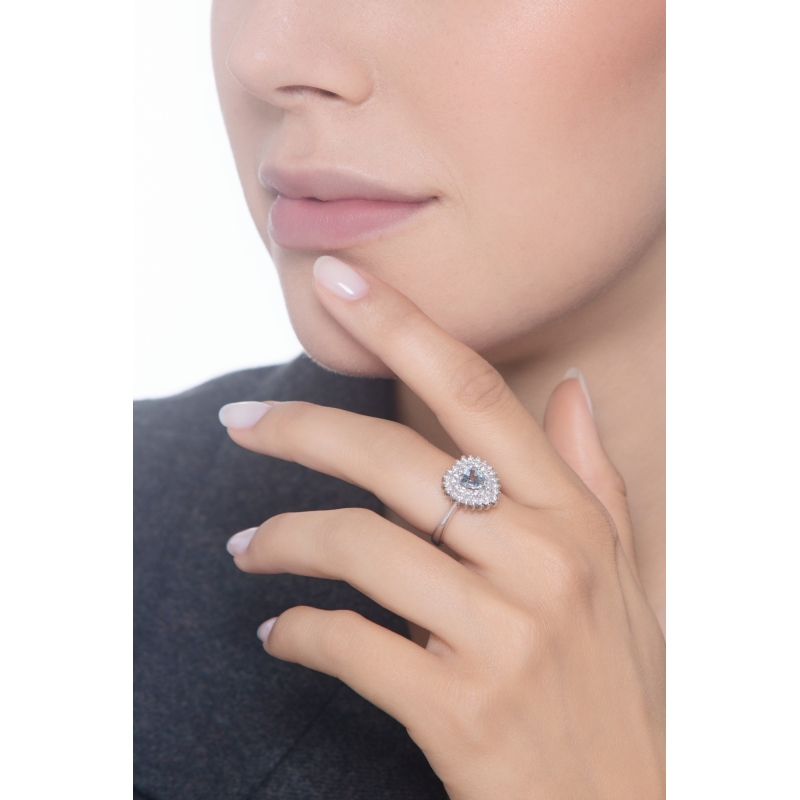 Bague en or blanc 18k ornée d’une sublime aigue-marine et halo diamants