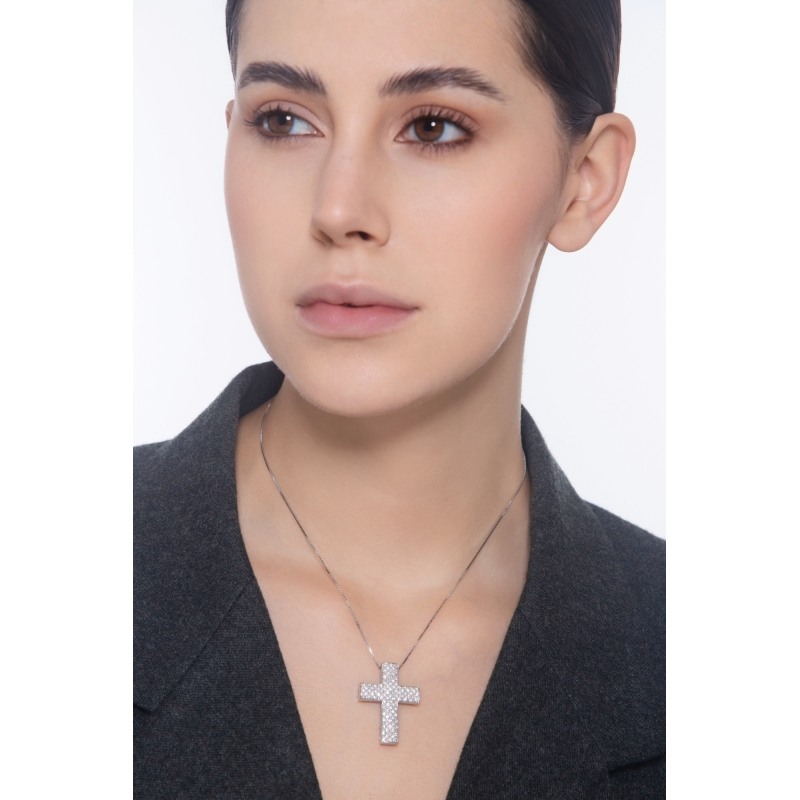 Collier en or blanc 18k avec pendentif croix en diamants  Collier en or blanc 18k avec pendentif croix en diamants
