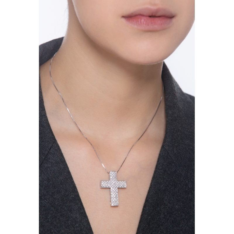 Collier en or blanc 18k avec pendentif croix en diamants  Collier en or blanc 18k avec pendentif croix en diamants